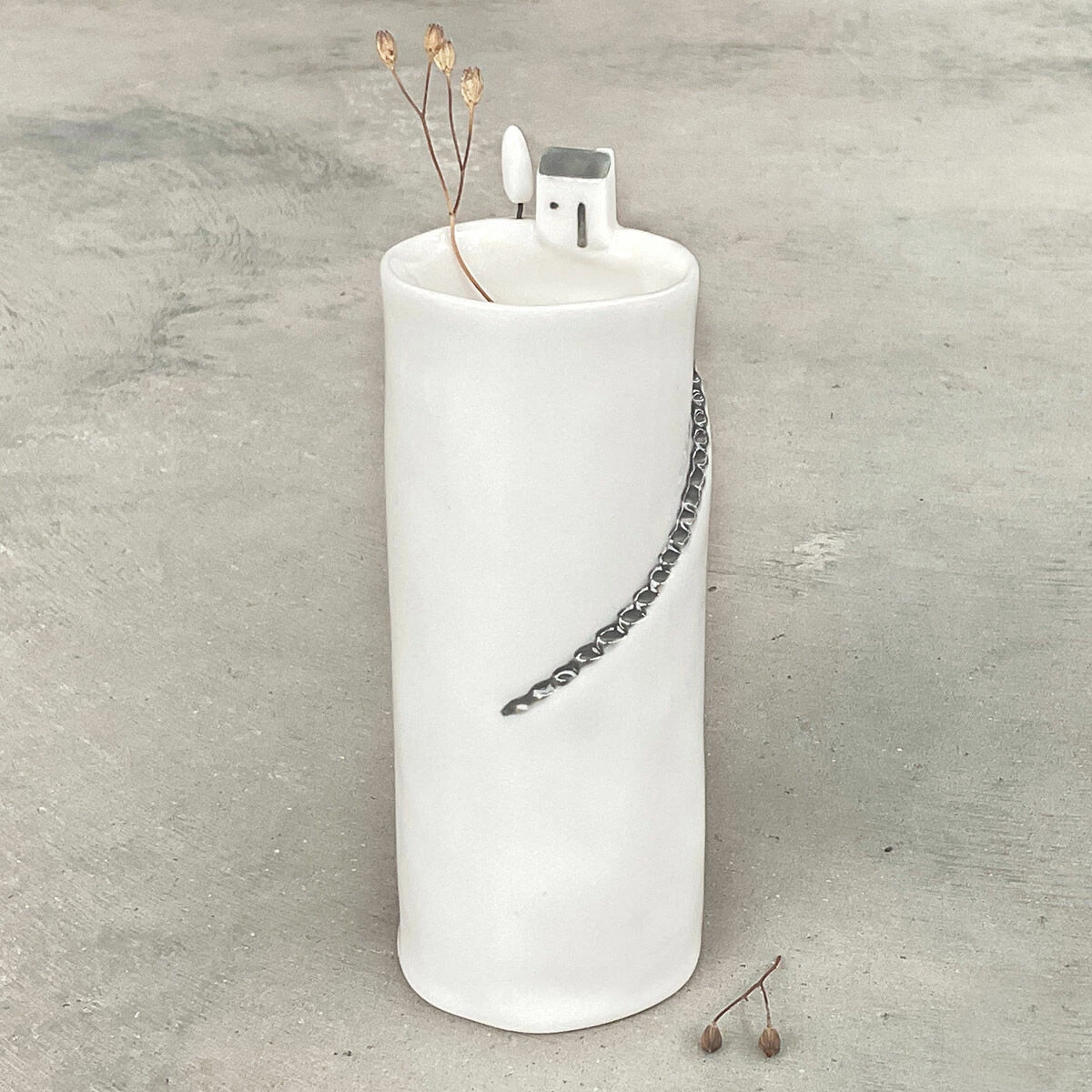 East Of India Cliff House Large Vase - New In Collection 4 East Of India Cliff House Large Vase - New In Collection - Image 2