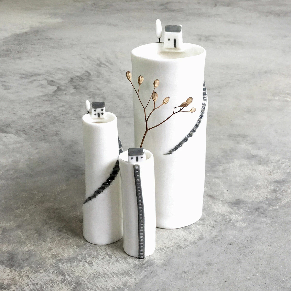 East Of India Cliff House Large Vase - New In Collection 8 East Of India Cliff House Large Vase - New In Collection - Image 6