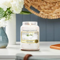 Yankee Candle Fluffy Towels Large Jar Candle | Fresh & Clean Scent | Long-Lasting Fragrance