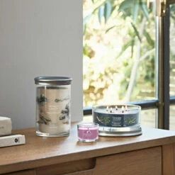 Yankee Candle Amber & Sandalwood Signature Large Tumbler Candle - Long-Lasting Fragrance -Campus Gifts Sales ss23 signature collection lifestyle 2