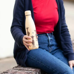 Eco Chic Beige Giraffe 500ml Thermal Drinks Bottle - New In 8 Eco Chic Beige Giraffe 500ml Thermal Drinks Bottle - New In -Campus Gifts Sales t37 eco chic beige giraffe 500ml thermal drinks bottle lifestyle 1
