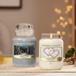 Yankee Candle Candlelit Cabin Large Jar Candle - Long-Lasting Scented Candle for Home Fragrance -Campus Gifts Sales yankee candle 1623715e candlelit cabin large jar candle lifestyle 3